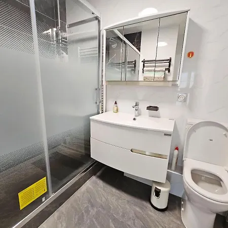 Large Air-conditioned For 7 People, Free Parking *