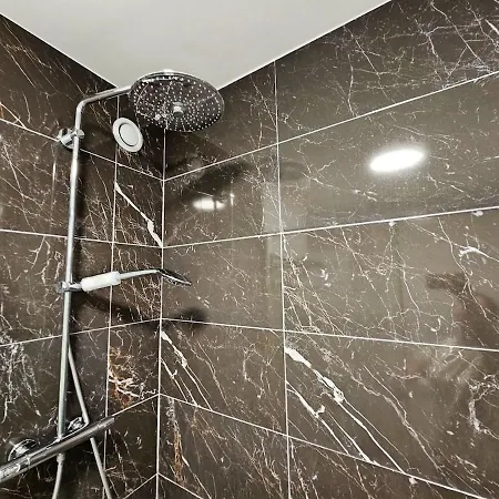 Large Air-conditioned For 7 People, Free Parking *