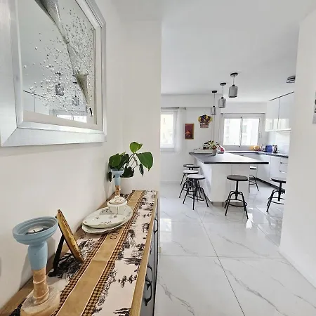 Large Air-conditioned For 7 People, Free Parking