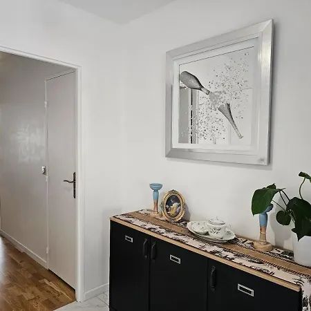 Large Air-conditioned For 7 People, Free Parking Appartement