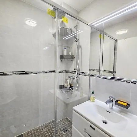 Large Air-conditioned For 7 People, Free Parking Appartement *