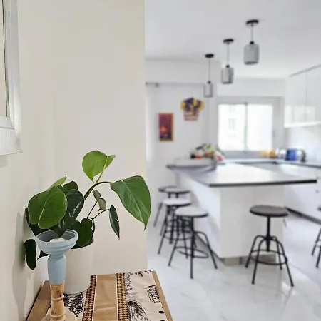 Large Air-conditioned For 7 People, Free Parking Appartement