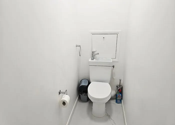 Large Air-conditioned For 7 People, Free Parking