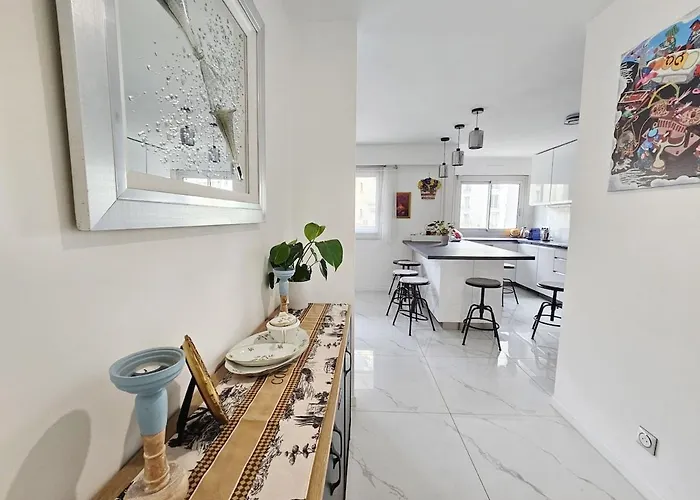 Large Air-conditioned For 7 People, Free Parking