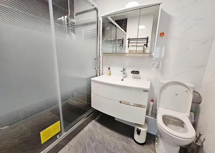 Large Air-conditioned For 7 People, Free Parking *