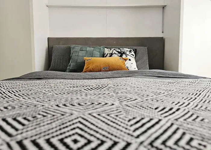 Large Air-conditioned For 7 People, Free Parking *