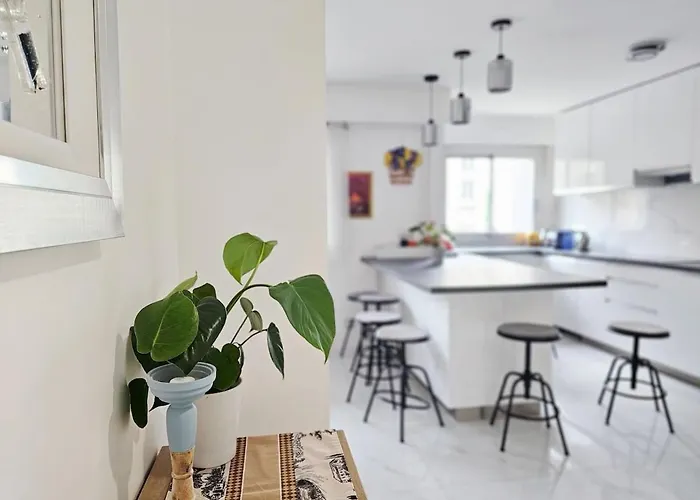 Large Air-conditioned For 7 People, Free Parking 公寓